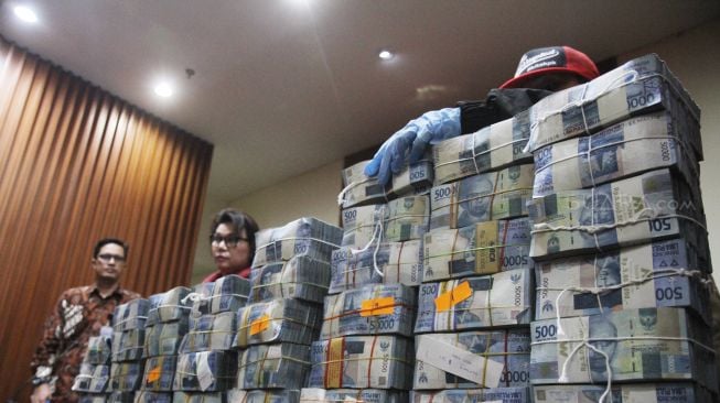 Komisi Pemberantasan Korupsi (KPK) menunjukan barang bukti berupa uang sebesar Rp2,798 miliar dari total jumlah kesepakatan fee sebesar Rp2,8 miliar yang digelar dalam konferensi pers oleh Wakil Ketua KPK, Basaria Panjaitan dan juru bicara KPK, Febri Diansyah di gedung KPK, Jakarta, Jumat (9/3).