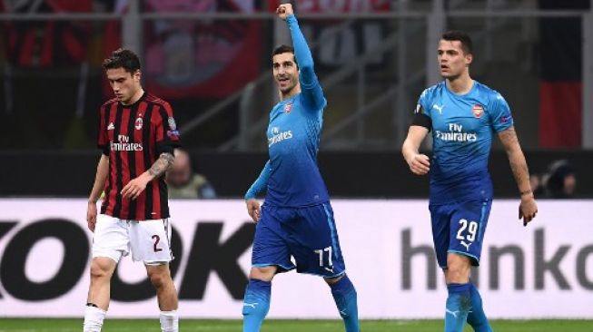 Babak 16 Piala UEFA antara AC Milan vs Arsenal. Di babak pertama, Arsenal unggul 2 gol atas AC Milan (Marco Bertorello / AFP)