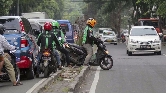 Sejumlah kendaraan menerobos pembatas jalan untuk memutar balik di Jalan KH Wahid Hasyim, Jakarta, Jumat (9/3). 