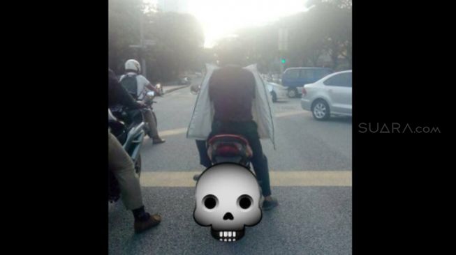 Lelaki Ini Ungkap Bahaya Naik Motor Sembari Pakai Jaket Terbalik