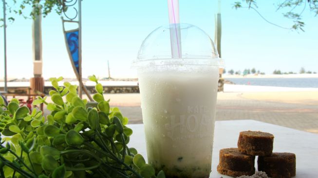 Es cendol bacok di Kafe Hoax. (suara.com/Risna Halidi)