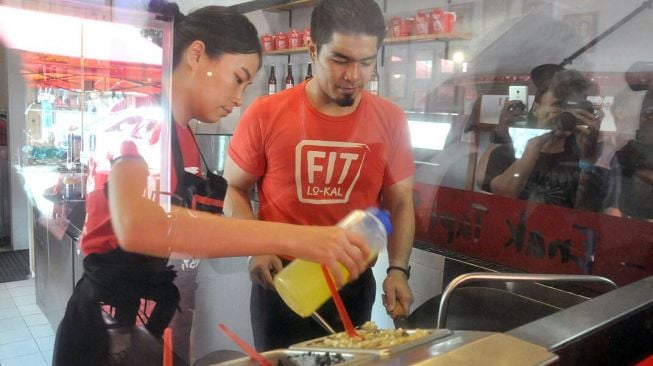 Bams eks Samsons memasak di restoran barunya, Fit Lo-Kal. (istimewa)