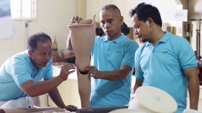 Pembuatan kaki palsu di Yayasan Peduli Tuna Daksa, Sunter, Jakarta, Sabtu(10/3).