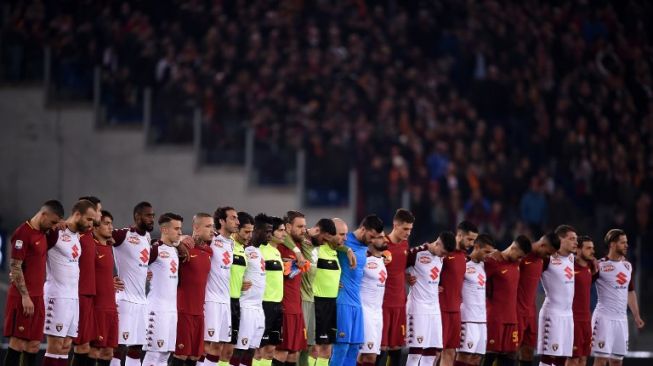 Para pemain AS Roma dan Torino bersatu saat mengheningkan cipta memberikan penghormatan kepada kapten Fiorentina David Astori yang meninggal di usia 31 tahun. FILIPPO MONTEFORTE / AFP