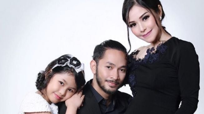 Uki NOAH bersama Metha Yunatria dan putrinya. (Instagram)