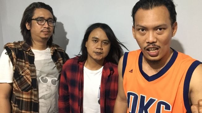 Penantian 3 Tahun, Dualisme Rilis Album Bodo Amat