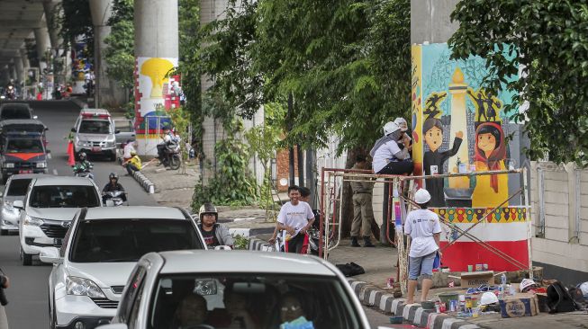 Sejumlah pelajar tingkat SMA se-Jakarta menghias 63 tiang penyangga jalan layang non tol di sepanjang Jalan  Antasari, Jakarta, Minggu (11/3/2018) [Suara.com/Kurniawan Mas'ud]