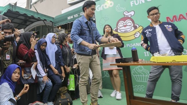 Dua anak Presiden Joko Widodo Kaesang Pangarep dan Gibran Rakabuming unjuk kekuatan saat meracik menu martabak dan pisang coklat di Jakarta, Minggu (11/3). Kegiatan perang kuliner ini diklaim sebagai 'perang saudara' yang merupakan rangkaian acara peluncuran menu varian baru dari bisnis kuliner mereka, serta mengkampanyekan kerangka positif semangat berbisnis kuliner sebagai anak muda. (Suara.com/Kurniawan Mas'ud)