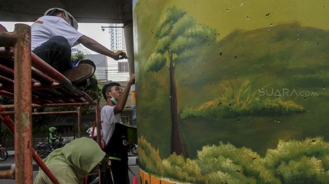 Sejumlah pelajar tingkat SMA se-Jakarta menghias 63 tiang penyangga jalan layang non tol di sepanjang Jalan  Antasari, Jakarta, Minggu (11/3/2018) [Suara.com/Kurniawan Mas'ud]