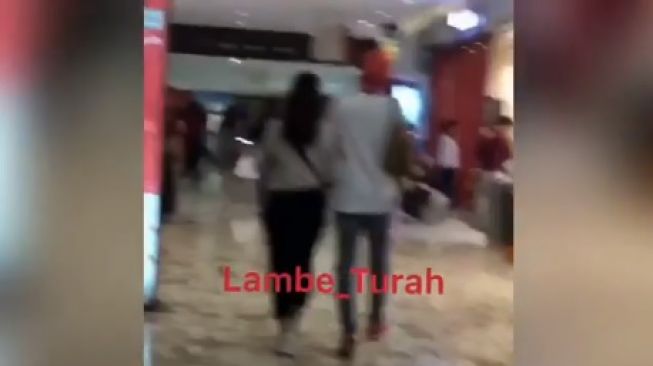 Capture foto Adipati Dolken-Vanesha Prescilla bergandengan tangan. [Instagram