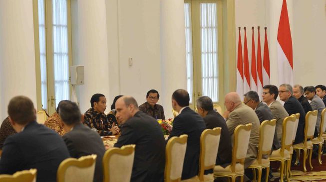 Presiden Joko Widodo (ketiga kiri) menyampaikan paparan ketika menerima delegasi Asian Infrastructure Investment Bank (AIIB) di Istana Kepresidenan Bogor, Jawa Barat, Senin (12/3). 