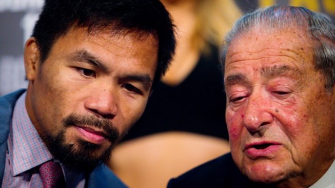 Petinju Filipina, Manny Pacquiao (kiri), bersama CEO Top Rank, Bob Arum. [AFP/Patrick Hamilton]