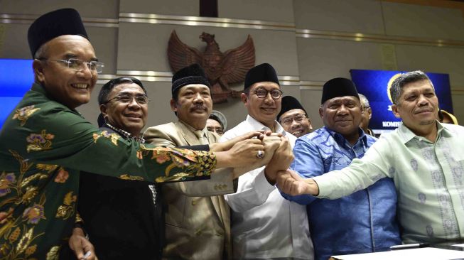 Menteri Agama Lukman Hakim Saifuddin (ketiga kanan) bersama Ketua Komisi VIII DPR Ali Taher (kedua kanan), Ketua Panja BPIH Komisi VIII DPR Noor Achmad (ketiga kiri) dan pimpinan Komisi VIII DPR berfoto bersama seusai penetapan BPIH dalam rapat kerja di Kompleks Parlemen, Senayan, Jakarta, Senin (12/3). 