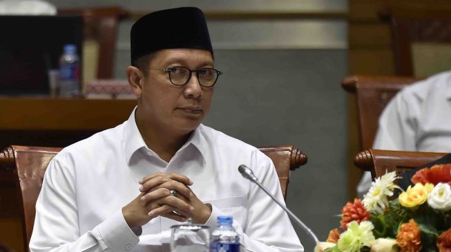 Menteri Agama Lukman Hakim Saifuddin mengikuti rapat kerja dengan Komisi VIII DPR di Kompleks Parlemen, Senayan, Jakarta, Senin (12/3).