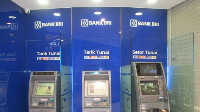 Mesin ATM BRI di Pasific Place, Jakarta Selatan. [Suara.com/Adhitya Himawan]