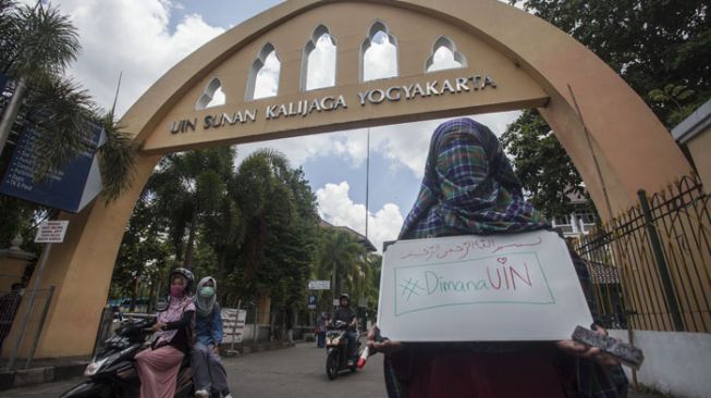 Aktivis melakukan aksi damai menolak keputusan Rektorat yang melarang mahasiswi bercadar di kawasan Kampus UIN Sunan Kalijaga Yogyakarta, Sleman, DI Yogyakarta, Kamis (8/3/2018). [Antara Foto/Andreas Fitri Atmoko/pras/18]