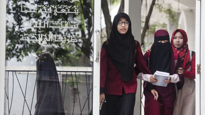 Mahasiswi UIN Sunan Kalijaga Yogyakarta yang mengenakan cadar berada di kawasan kampus UIN Sunan Kalijaga, Sleman, Yogyakarta, Kamis (8/3/2018). [Antara Foto/Andreas Fitri Atmoko/pras/18]