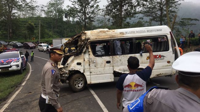 Mini bus Isuzu dengan nomor polisi E 7548 PB yang mengalami kecelakaan di tanjakan Emen, Senin (12/3/2018) (dok. Kepolisian Daerah Jawa Barat)