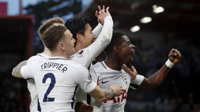 Pemain Tottenham Hotspur Son Heung-Min (tengah) merayakan golnya ke gawang  Bournemouth dengan rekan setimnya. Adrian DENNIS / AFP