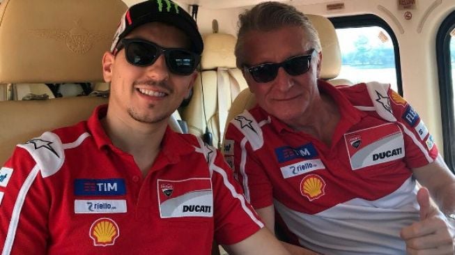 Direktur Olahraga Ducati, Paolo Ciabatti (kiri), berfoto bersama pebalapnya, Jorge Lorenzo. [Twitter@PCiabatti]