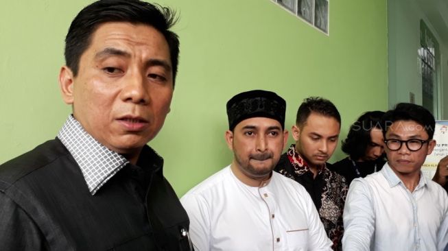 Sandy Arifin dan Ustads Ahmad Alhabsyi usai menjenguk Fachri Albar di RSKO. (Ismail/Suara.com)