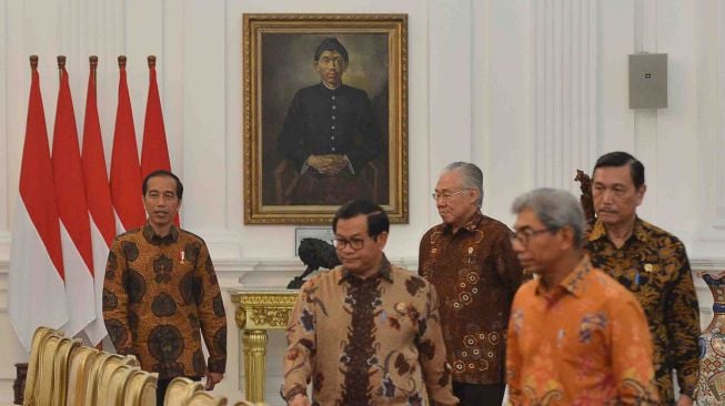 Presiden Joko Widodo (kiri) didampingi Menko Maritim Luhut B Panjaitan (kanan), Menteri Perdagangan Enggartiasto Lukita (tengah), Seskab Pramono Anung (kedua kiri) dan Wakil Menlu, AM Fachir bersiap menerima kunjungan delegasi US-ASEAN Business Council di Istana Merdeka, Jakarta, Selasa (13/3).