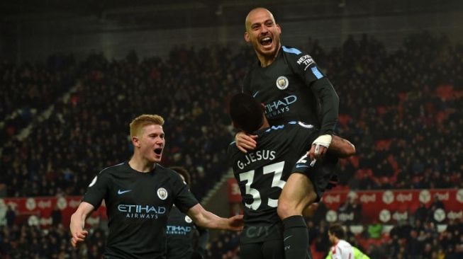 Gelandang Manchester City David Silva merayakan golnya ke gawang Stoke City bersama Gabriel Jesus.  PAUL ELLIS / AFP