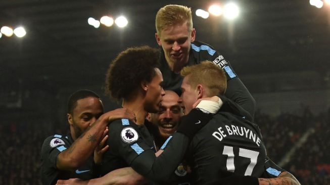 Gelandang Manchester City David Silva (tengah) merayakan golnya ke gawang Stoke City bersama trekan setimnya. PAUL ELLIS / AFP