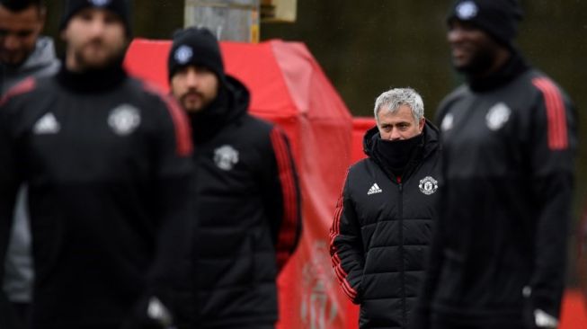 Manajer Manchester United Jose Mourinho memimpin latihan skuatnya untuk menghadapi Sevilla. Oli SCARFF / AFP