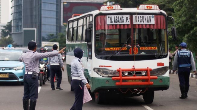 Terkait Metromini dan Kopaja ngetem di kawasan stasiun Jalan Sudirman.