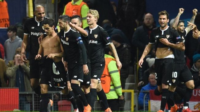 Para pemain Sevilla merayakan gol Wissam Ben Yedder (kedua kiri) ke gawang Manchester United. Oli SCARFF / AFP