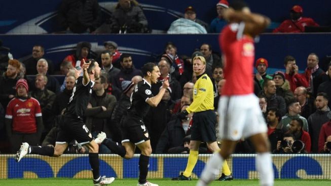 Pemain Sevilla Wissam Ben Yedder (tengah) merayakan golnya ke gawang Manchester United. Oli SCARFF / AFP