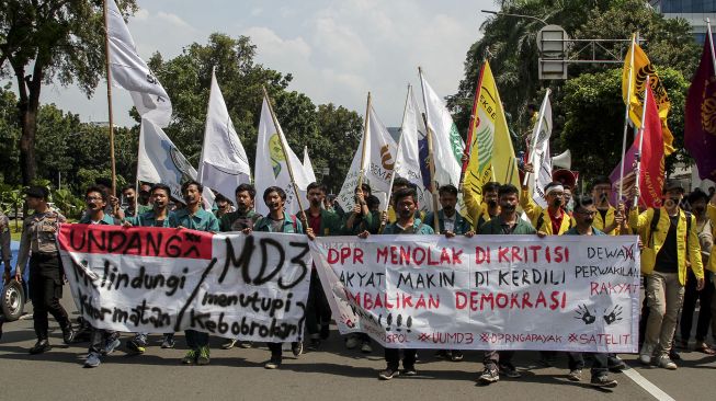 Badan Eksekutif Mahasiswa (BEM) se-Indonesia menggelar aksi unjuk rasa di depan gedung Mahkamah Konstitusi (MK) Jakarta, Rabu (14/3). 