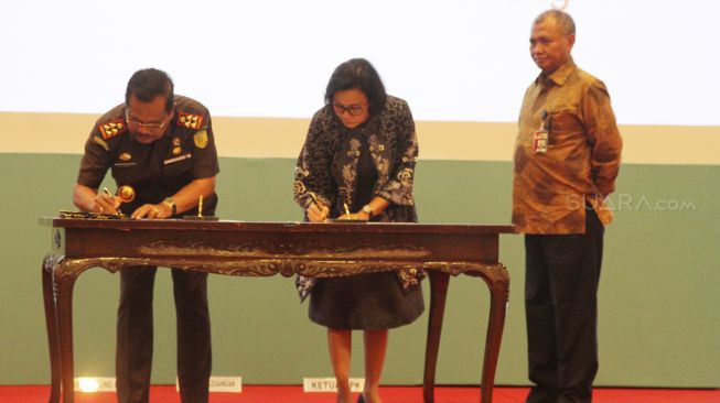 Menteri Keuangan Sri Mulyani Indrawati bersama Jaksa Agung H.M Prasetyo dan Ketua Komisi Pemberantasan Korupsi (KPK) Agus Rahardjo menandatangani nota kesepakatan di gedung Kementerian Keuangan, Jakarta, Rabu (14/3).