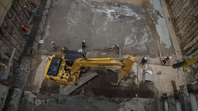 Pekerja menyelesaikan pembangunan underpass Mampang di Jakarta, Rabu (14/3). 