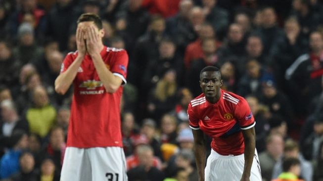 Reaksi para Manchester United Nemanja Matic (kiri) dan Eric Bailly setelah Sevilla unggul 2-1. Oli SCARFF / AFP 