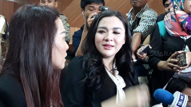 Vicky Shu menangis usai jadi saksi kasus First Travel di PN Depok, Rabu (14/3/2018). (Ismail/Suara.com)