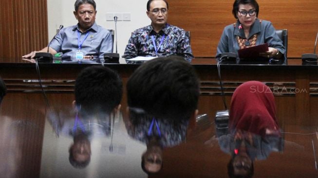 Konferensi pers barang bukti uang hasil operasi tangkap tangan (OTT) di PN Tangerang di gedung KPK, Jakarta, Selasa (13/3). 