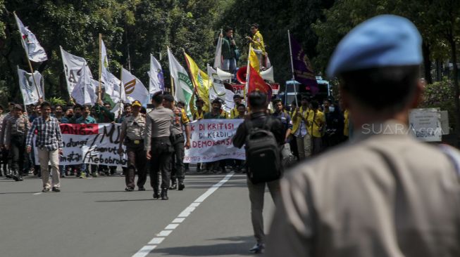 Badan Eksekutif Mahasiswa (BEM) se-Indonesia menggelar aksi unjuk rasa di depan gedung Mahkamah Konstitusi (MK) Jakarta, Rabu (14/3). 