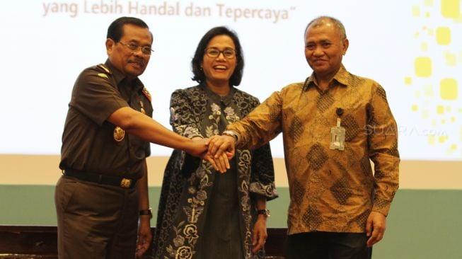 Menteri Keuangan Sri Mulyani Indrawati bersama Jaksa Agung H.M Prasetyo dan Ketua Komisi Pemberantasan Korupsi (KPK) Agus Rahardjo menandatangani nota kesepakatan di gedung Kementerian Keuangan, Jakarta, Rabu (14/3).