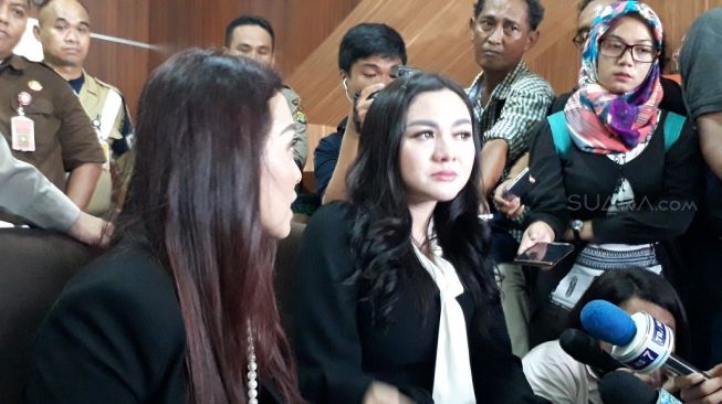 Vicky Shu menangis usai jadi saksi kasus First Travel. (Ismail/Suara.com)