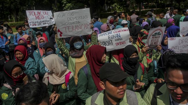 Badan Eksekutif Mahasiswa (BEM) se-Indonesia menggelar aksi unjuk rasa di depan gedung Mahkamah Konstitusi (MK) Jakarta, Rabu (14/3). 