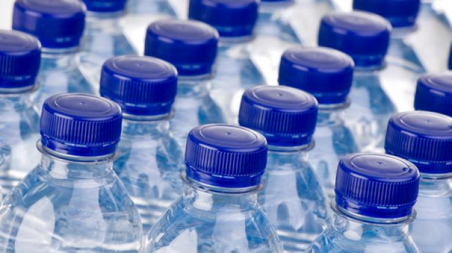 Studi: Air Botol Aqua di Indonesia Mengandung Partikel Plastik