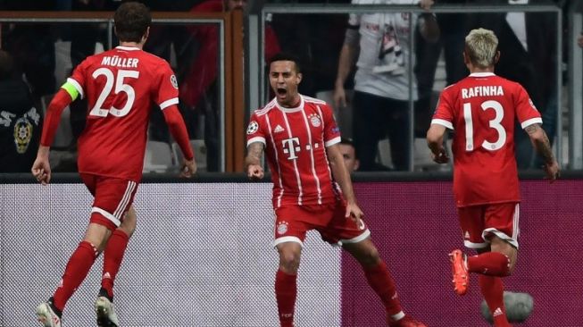 Gelandang Spanyol Thiago Alcantara (tengah) merayakan golnya ke gawang Besiktas. OZAN KOSE / AFP