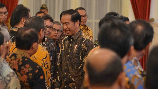 Presiden Joko Widodo (tengah) berbincang dengan para pimpinan bank umum di Indonesia seusai menyampaikan paparan di Istana Negara, Jakarta, Kamis (15/3). 