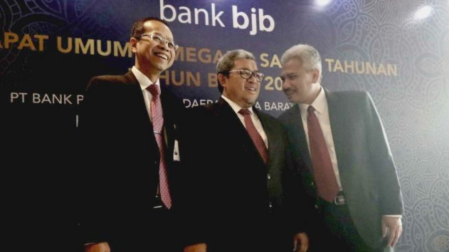 Direktur Utama Bank BJB, Ahmad Irfan (kiri), Gubernur Jawa Barat Ahmad Heryawan (tengah, dan Komisaris Utama Bank  Klemi Subiantoro (kanan) saat Rapat Umum Pemegang Saham Tahunan bank bjb Tahun 2018 di hotel Aryaduta Bandung, Rabu (28/2/2018). (Sumber: Istimewa)