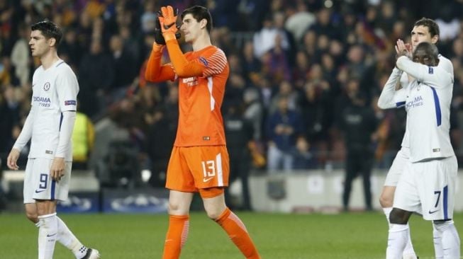 Kiper Chelsea Thibaut Courtois dan pemain Chelsea lainnya memberikan aplaus pada fans setelah dikalahkan Barcelona di Liga Champions. Pau Barrena / AFP