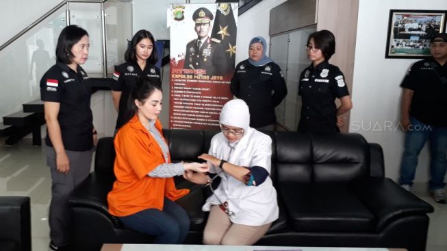 Artis Jennifer Dunn saat akan digelandang ke Kejaksaan Negeri Jakarta Selatan, Kamis (15/3/2018). [suara.com/Ismail] 