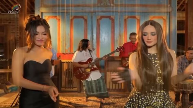 Mulan Jameela dan Tika Dewi Dewi dalam video klip lagu Toel-Toel. (YouTube)