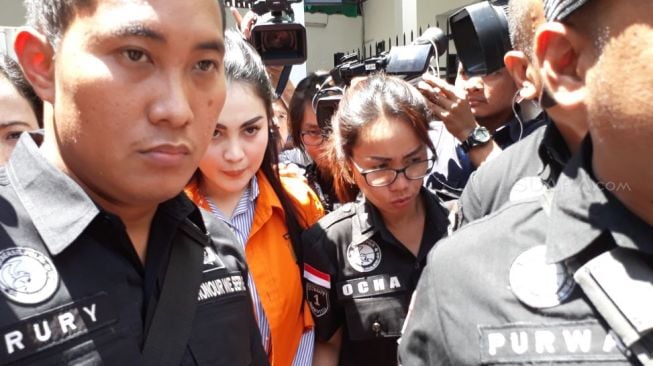 Artis Jennifer Dunn saat akan digelandang ke Kejaksaan Negeri Jakarta Selatan, Kamis (15/3/2018). [suara.com/Ismail] 